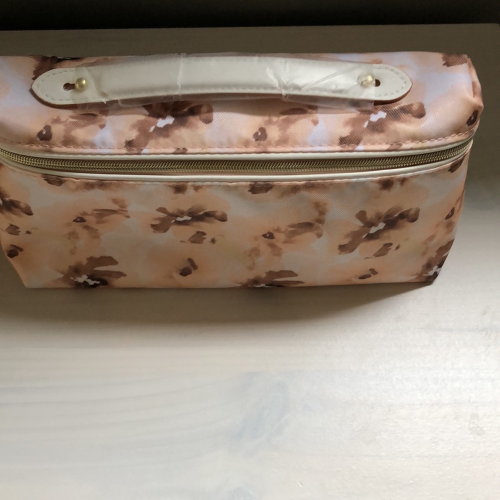 New Estée Lauder Makeup Bag